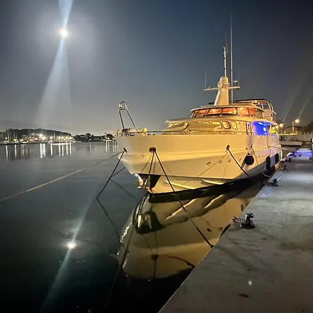 Botel Cohete Boat