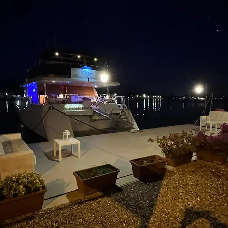 Cohete Boat Botel