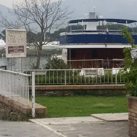 Botel Cohete Boat *